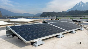 Pose de panneaux solaires photovoltaïques sur étanchéité