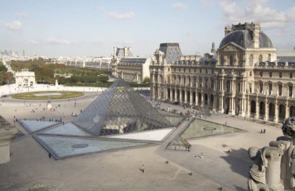 Toshiba met le Louvre en lumière