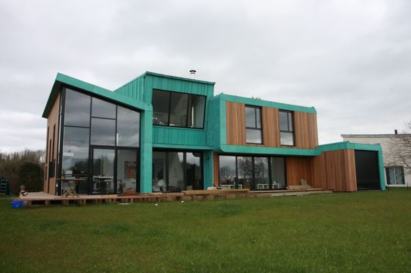 Focus sur trois maisons BBC ou HQE habillées de cuivre – Une maison sur la côte bretonne