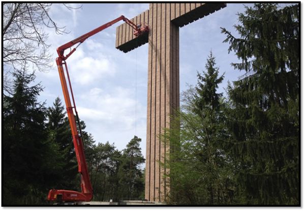Les spectaculaires travaux de restauration de la Croix de Lorraine ont commencé