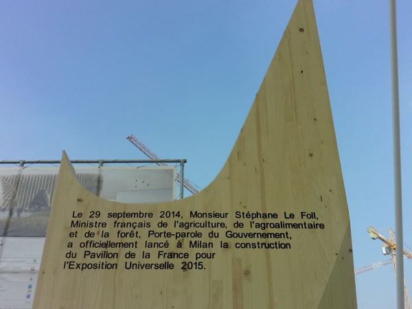 Stéphane Le Foll pose de la première arche en bois du Jura du pavillon France