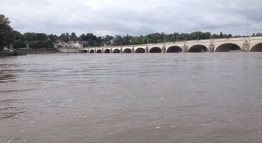 Inondations et grèves : Emmanuel MACRON et Martine PINVILLE annoncent des aides