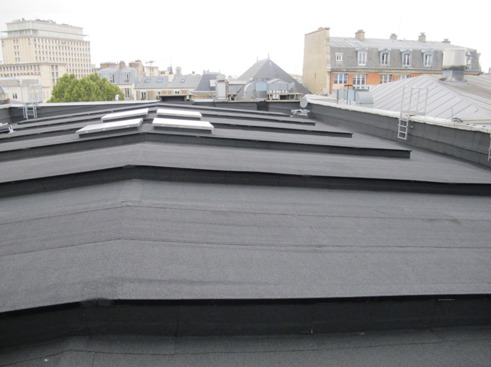 Une toiture-terrasse en bac acier réhabilitée et isolée de verre cellulaire