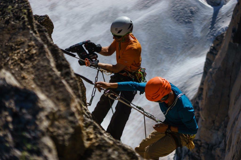 Perforateur Bosch pour poser l’une des highlines les plus spectaculaires du massif du Mont Blanc