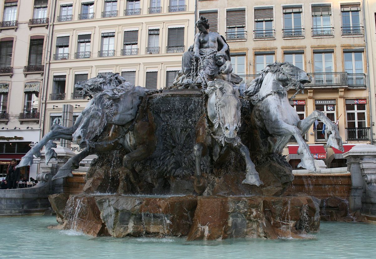 Repose de la statue d’Amphitrite sur la fontaine Bartholdi à Lyon