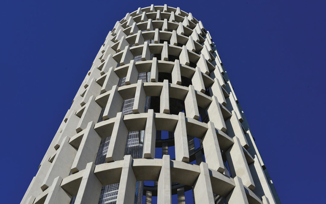 La tour radar du campus de polytechnique à Palaiseau, monolithique ajouré en béton architectonique