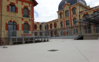 Cheminements et parvis en béton bouchardé pour le « Château » de Nanterre