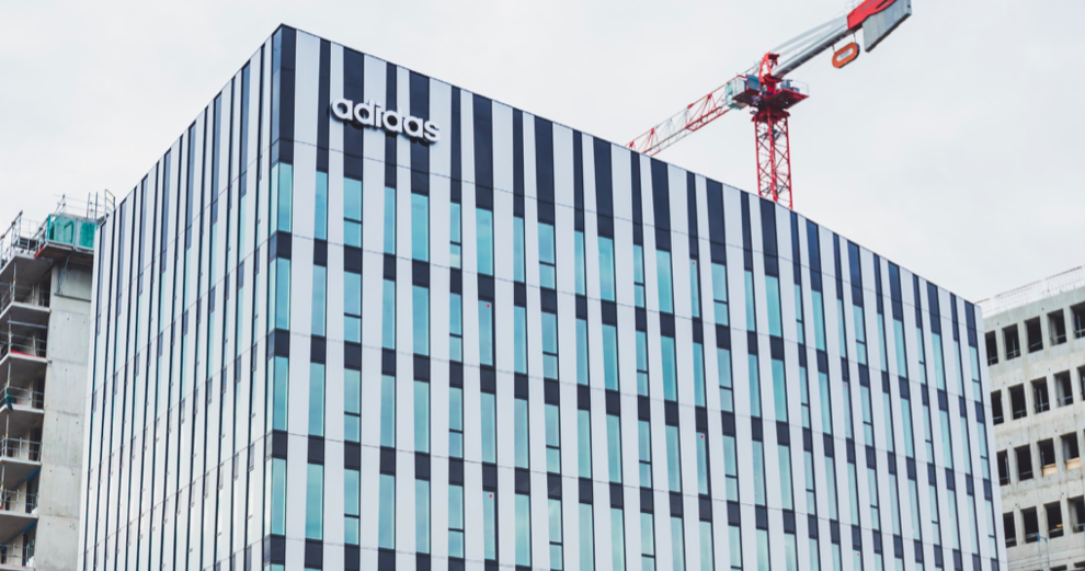 « STRAS’ », façade en code barre pour le nouveau siège d’adidas France