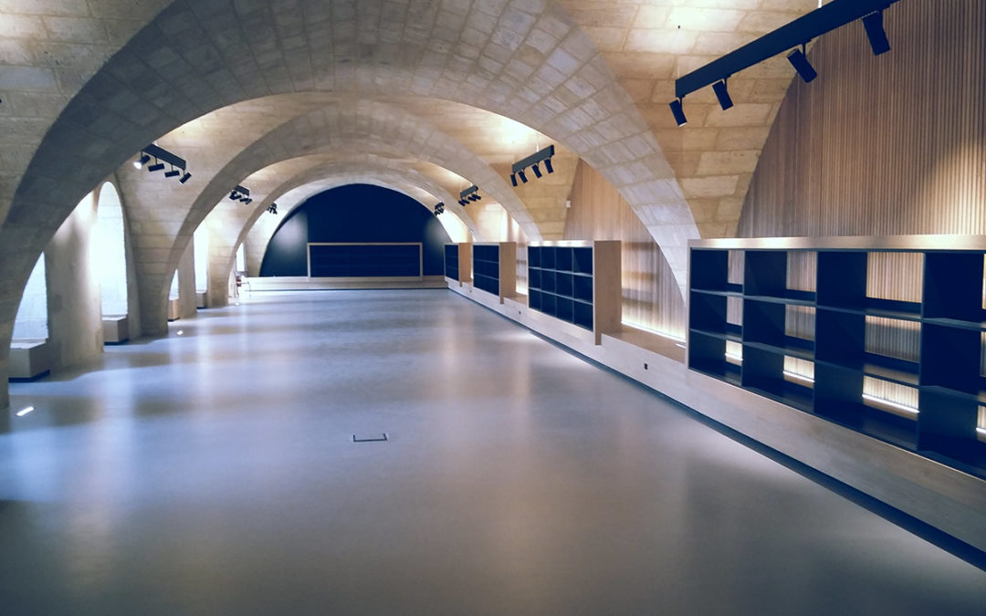 600 m2 de béton ciré dans un ancien monastère en Gironde