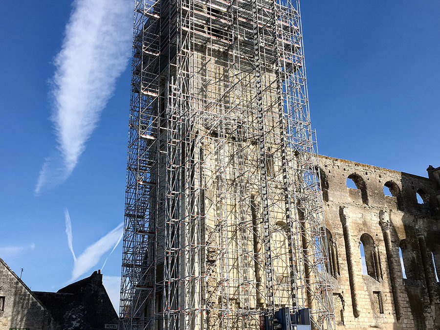 72 tonnes d’échafaudage pour le clocher de l’église abbatiale de Beaulieu-lès-Loches