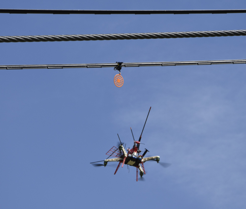 Un drone pose des balises sur les remontées mécaniques du parc de la la Vanoise