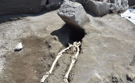 squelette bloc de pierre pompei