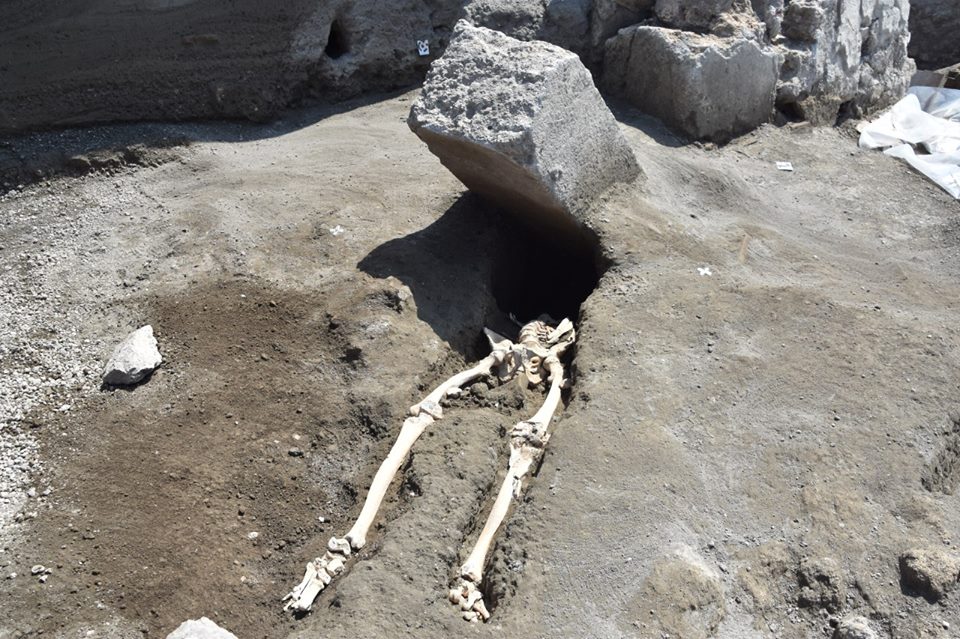 squelette bloc de pierre pompei