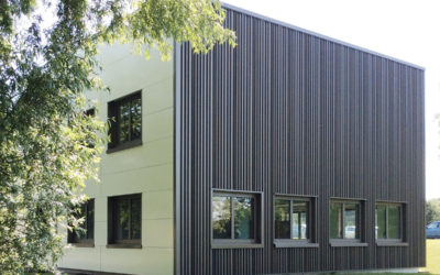 Profil de bardage de forme asymétrique