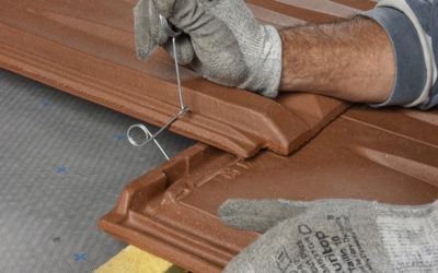 Un crochet harpon pour la fixation sûre des tuiles à emboîtement