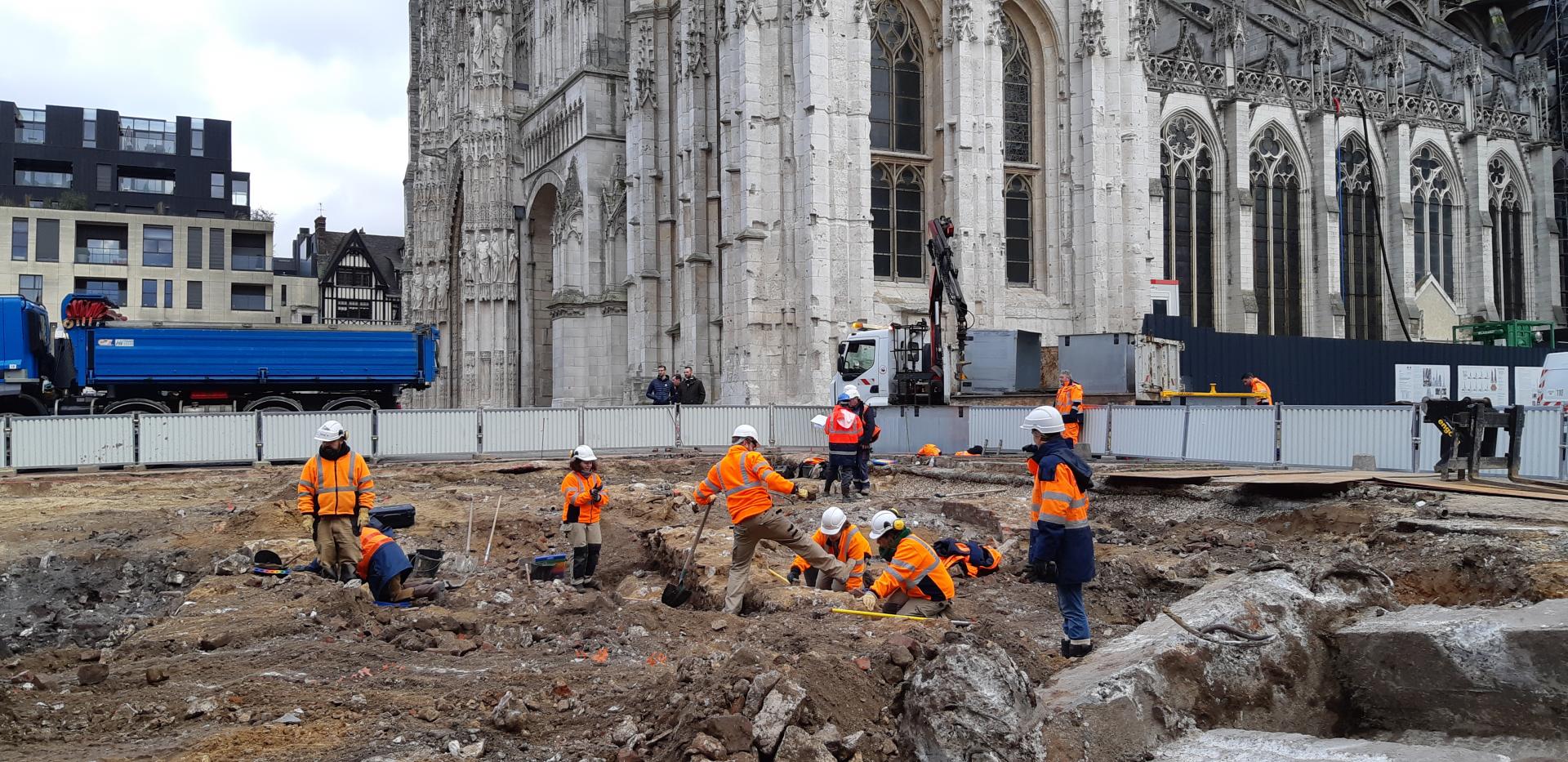 Fouilles archéologiques sous les déblais des bombardements à Rouen