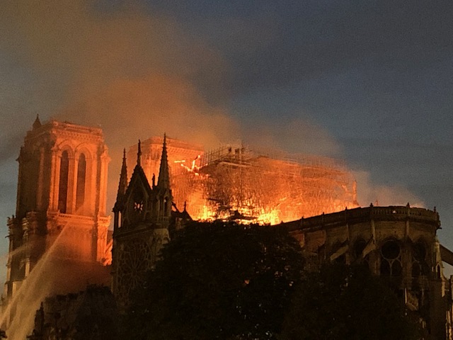 Notre-Dame de Paris : « Cette cathédrale, nous la rebâtirons tous ensemble »