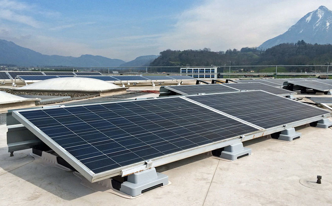 Pose de panneaux solaires photovoltaïques sur étanchéité
