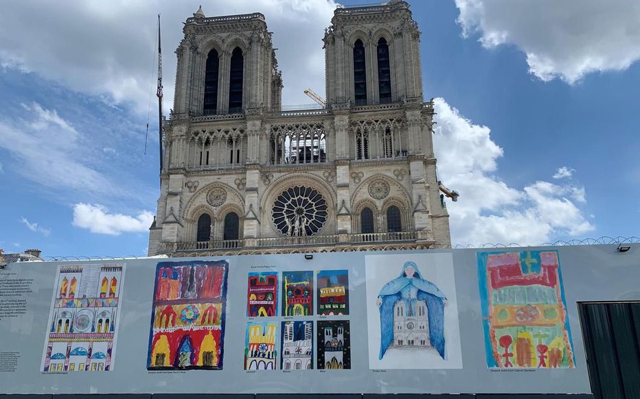 Notre-Dame de Paris : des dessins d’enfants du monde entier exposés sur le parvis