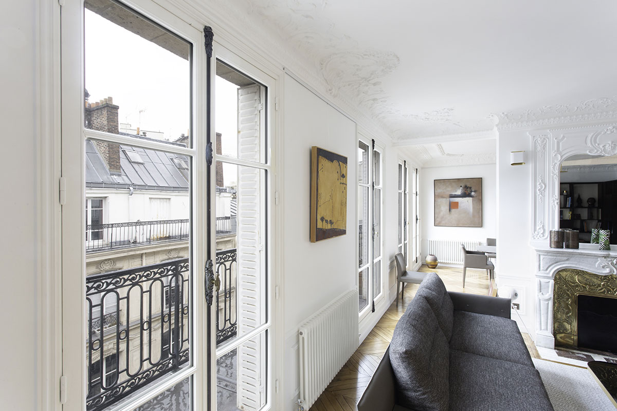Mariage du beau et de la performance pour la rénovation des menuiseries bois d’un appartement parisien