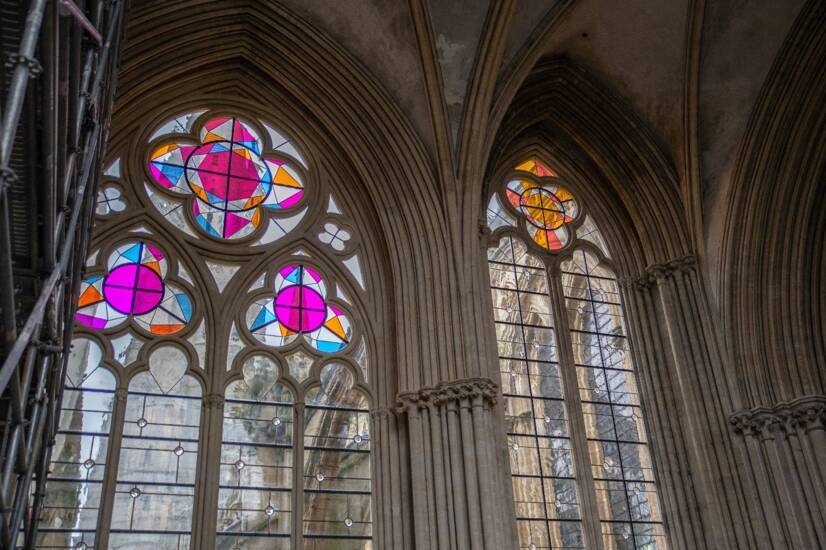Des vitraux contemporains pour le transept de la cathédrale de Bayeux