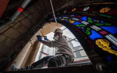Le déambulatoire de la basilique Saint-Denis retrouve ses vitraux