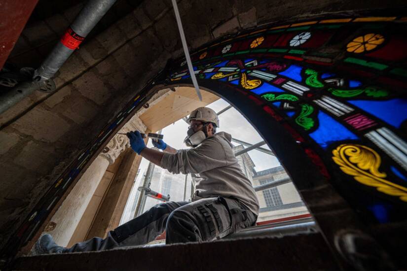 Le déambulatoire de la basilique Saint-Denis retrouve ses vitraux