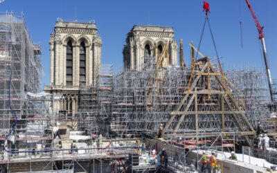 Livraison par la Seine des premières fermes de Notre-Dame de Paris