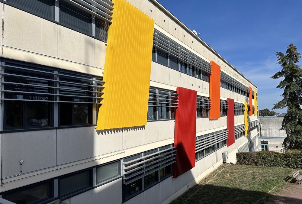 Des brise-soleil donnent une nouvelle esthétique à un lycée des années 60