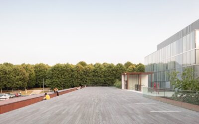 Une terrasse de 1200 m2 en frêne pour la ville du Mans