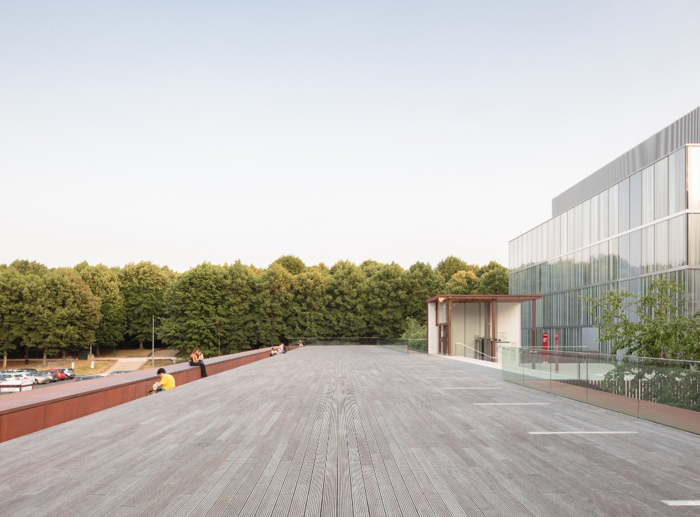 Une terrasse de 1200 m2 en frêne pour la ville du Mans