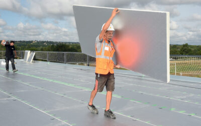 Un système léger et performant pour isoler la toiture d’un complexe sportif et produire de l’énergie