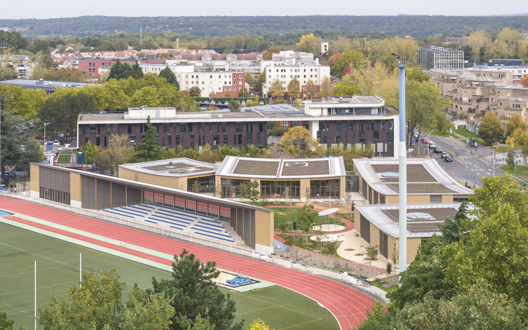 Un pôle enfance et sportif en bois et terre à Évry