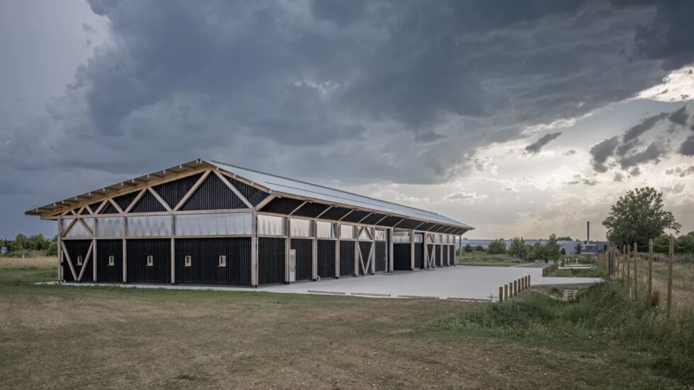 À Montévrain, une halle agricole mutualisée sous charpente bois