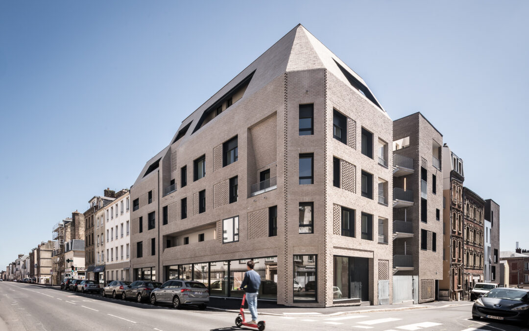 Une façade ciselée en terre cuite