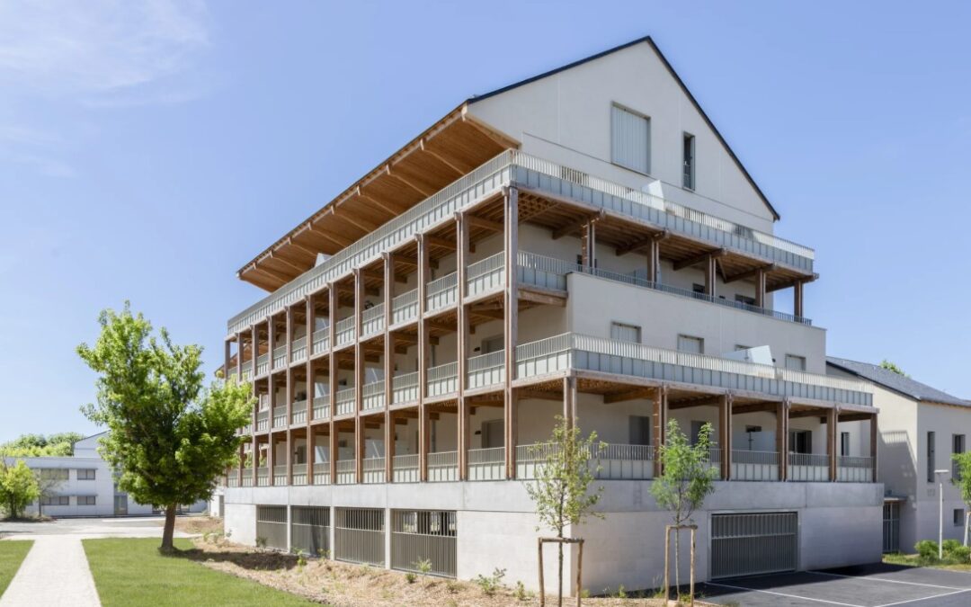 Une façade bois sous enduit en logement collectif